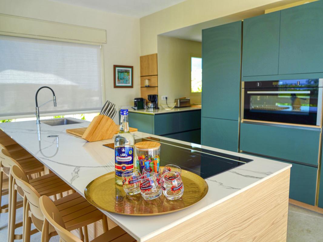 15.Location villa piscine vue mer Saint François Guadeloupe_Cuisine vue mer_ 15.Location villa piscine vue mer Saint François Guadeloupe_Cuisine vue mer_